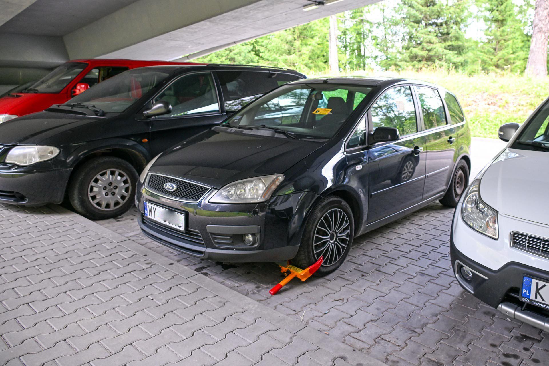 Funkcjonariusze Straży Miejskiej z Zakopanego zakładają blokady na koła i wystawiają mandaty na łamiących zakaz ruchu na drodze do Kuźnic