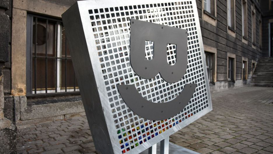 Bytom. Pojemniki, do których bytomianie mogą wrzucać plastikowe nakrętki.