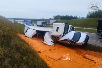 Wola Hankowska: Sos pomidorowy popłynął autostradą A1. Groźne zderzenie ciężarówki z busem