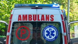 Udar słoneczny, omdlenia i poparzenia skóry - jak udzielić pierwszej pomocy w upalne dni? Zadbaj o zdrowie swoje i bliskich