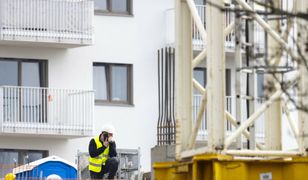 Czarne chmury kłębią się nad pracownikami. Niepokojące dane z firm