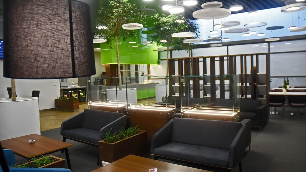 Salonik VIP na krakowskim lotnisku. Nasi senatorowie lubią wygodne latanie.