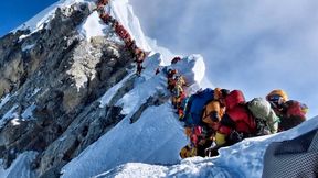 Kolejki w drodze na Mount Everest. Setki ludzi weszły na szczyt, ale jest pewien haczyk