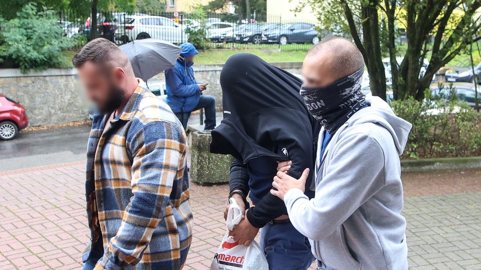 Doprowadzenie podejrzanego księdza do prokuratury