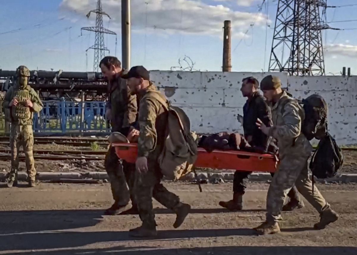Mariupol. Ewakuacja rannych żołnierzy z Azowstalu 
