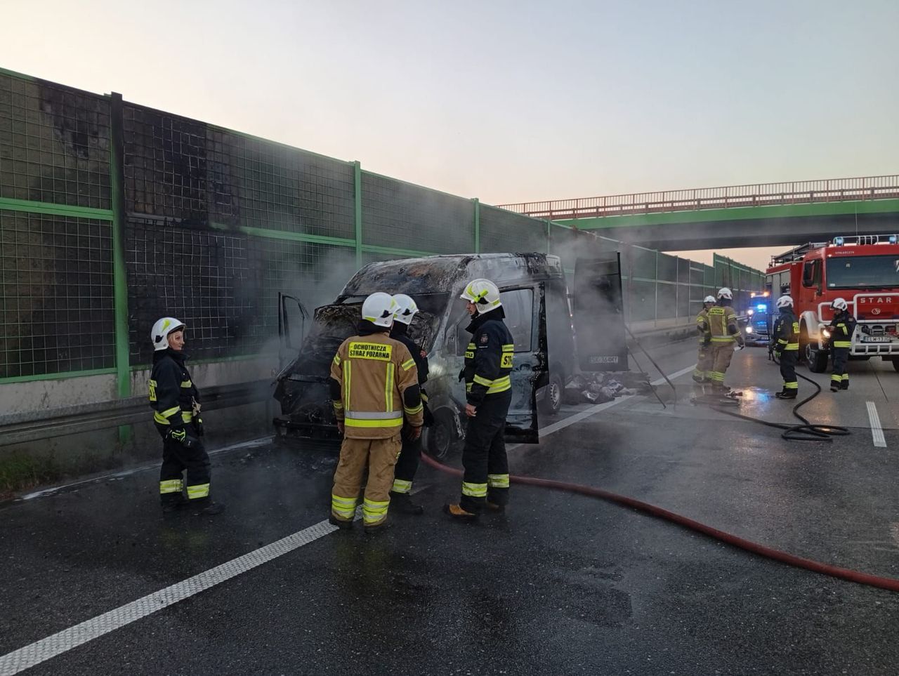 Bus stanął w ogniu na A1. Kierowcy utknęli w porannych korkach