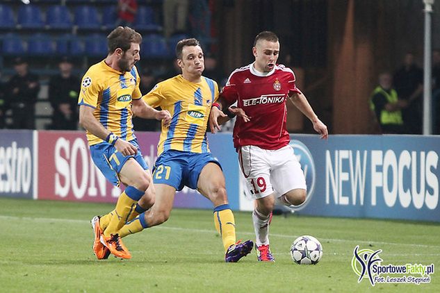 Patryk Małecki w czasie pierwszego meczu z APOEL-em Nikozja