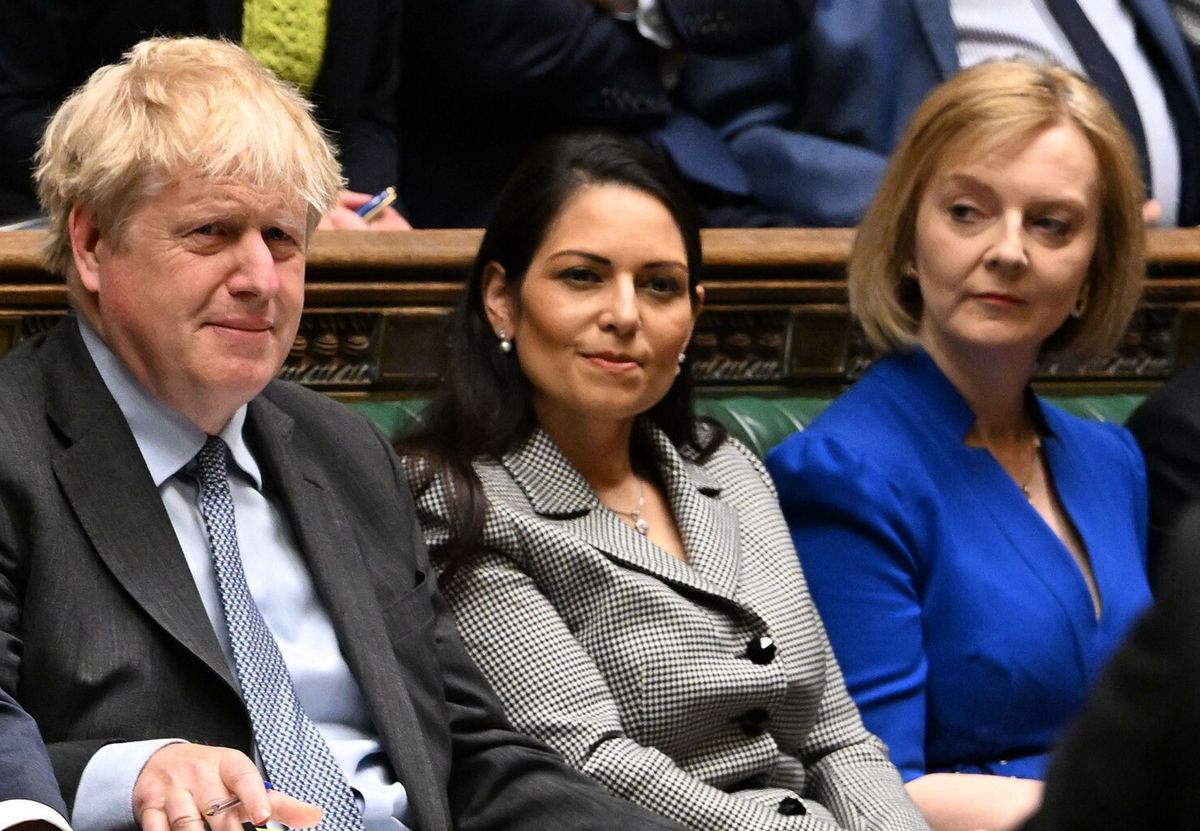 Londyn. Czy Liz Truss (po prawej) zastąpi Boris Johnsona? Na zdjęciu także była minister Priti Patel