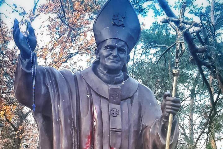 Legionowo. Pomnik Jana Pawła II pomazany czerwoną farbą