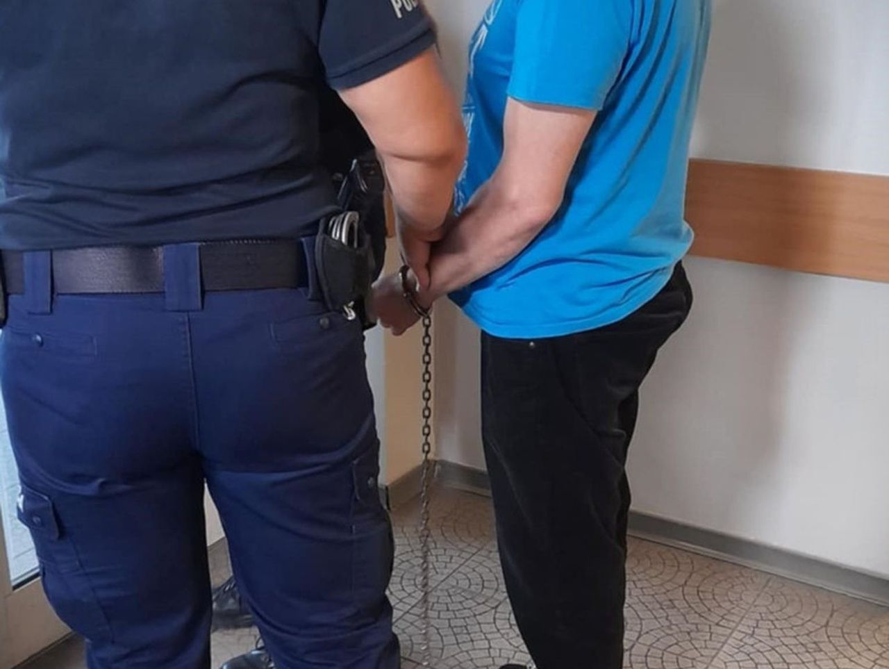 Powiat lipski: Rzucił się na starszego brata z nożem i ranił go w szyję. Odpowie za usiłowanie zabójstwa