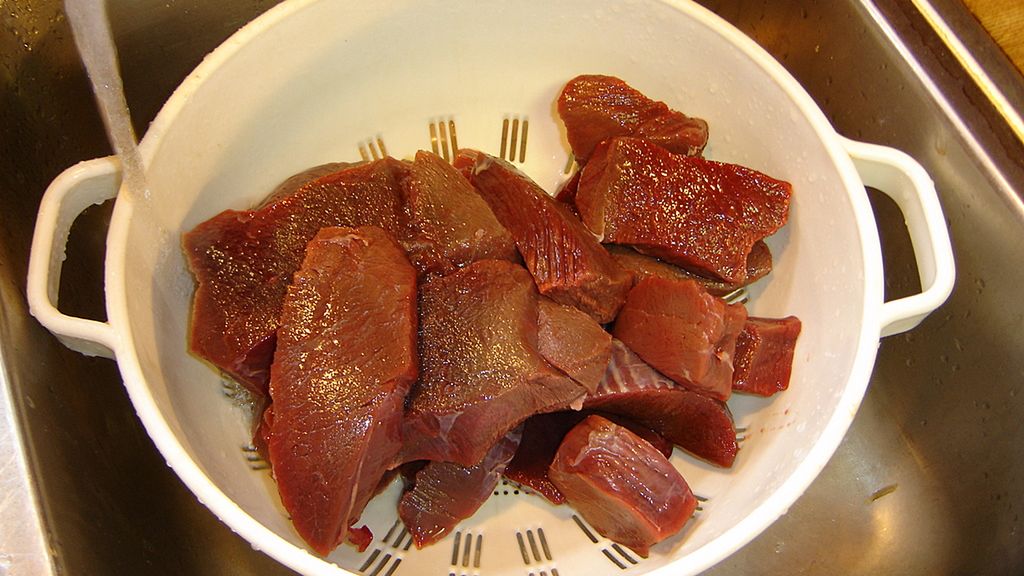 Surowe mięso z jelenia