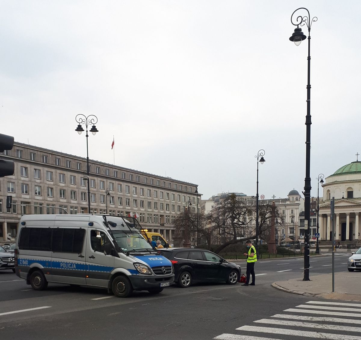 Warszawa. Kolizja na placu Trzech Krzyży. Zablokowana jezdnia w kierunku ronda Gaulle'a