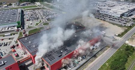Płonie market budowlany. Upał i kłęby dymu utrudniają akcję gaśniczą