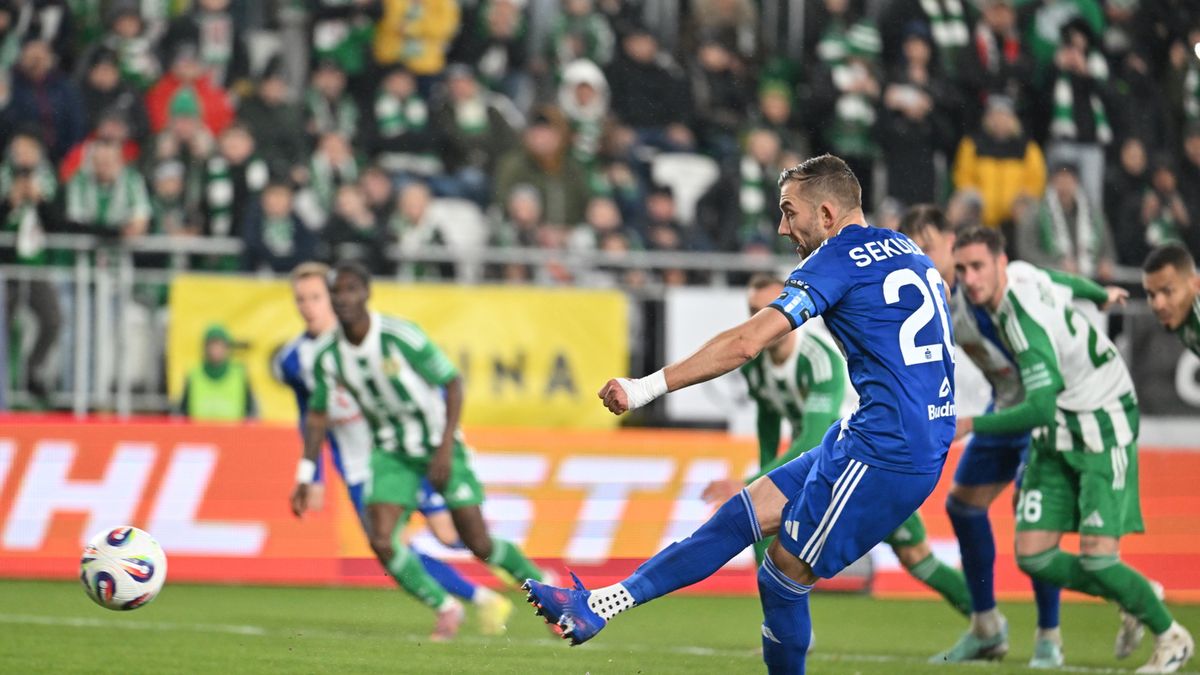 PAP / Piotr Polak / Piłkarz Wisły Płock Łukasz Sekulski strzela gola z rzutu karnego podczas meczu 13. kolejki Ekstraklasy z Radomiakiem Radom