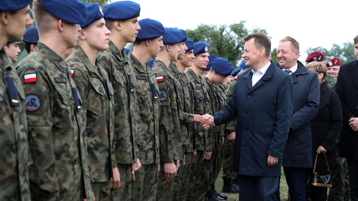 Tomaszów Mazowiecki, 02.10.2022. Wicepremier, minister obrony narodowej Mariusz Błaszczak (6P) oraz poseł PiS Robert Telus (5P) podczas pikniku wojskowego, zorganizowanego przez 25. Brygadę Kawalerii Powietrznej w ramach cyklu �Nowoczesne wojsko. Bezpieczna Ojczyzna" w Tomaszowie Mazowieckim, 2 bm. (amb) PAP/Roman Zawistowski