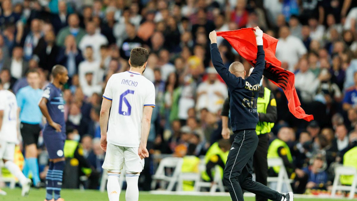 kibic z flagą Albanii wbiegł na boisko w meczu Real Madryt - Manchester City