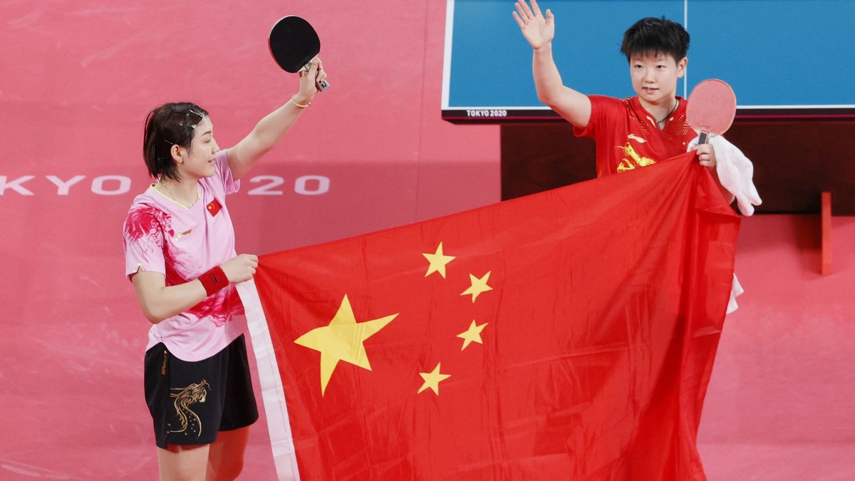Chen Meng (z lewej) i Yingsha Sun, złota i srebrna medalistka w tenisie stołowym
