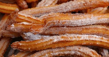 Karnawałowe chrupiące paluszki na słodko. Jedna przyprawa doda im smaku i aromatu