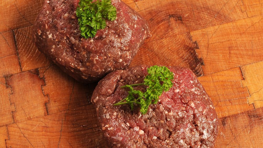 Surowe mięso z jelenia wapiti