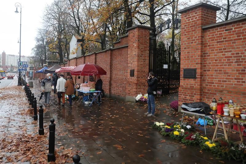 O umiar w dekorowaniu grobów bliskich apelują coraz częściej księża. Bo pamięć jest ważniejsza niż materialna otoczka dnia Wszystkich Świętych (PAP/Tomasz Gzell)