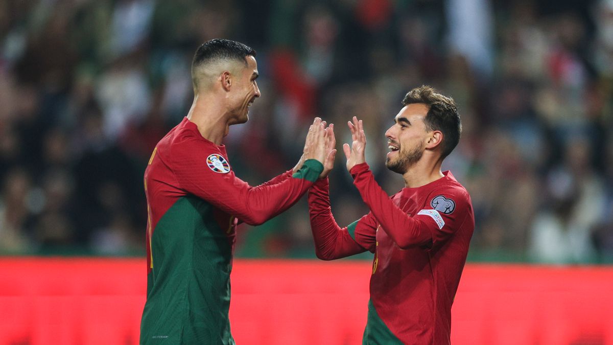 PAP/EPA / MIGUEL A. LOPES  / Na zdjęciu: Cristiano Ronaldo i Ricardo Horta