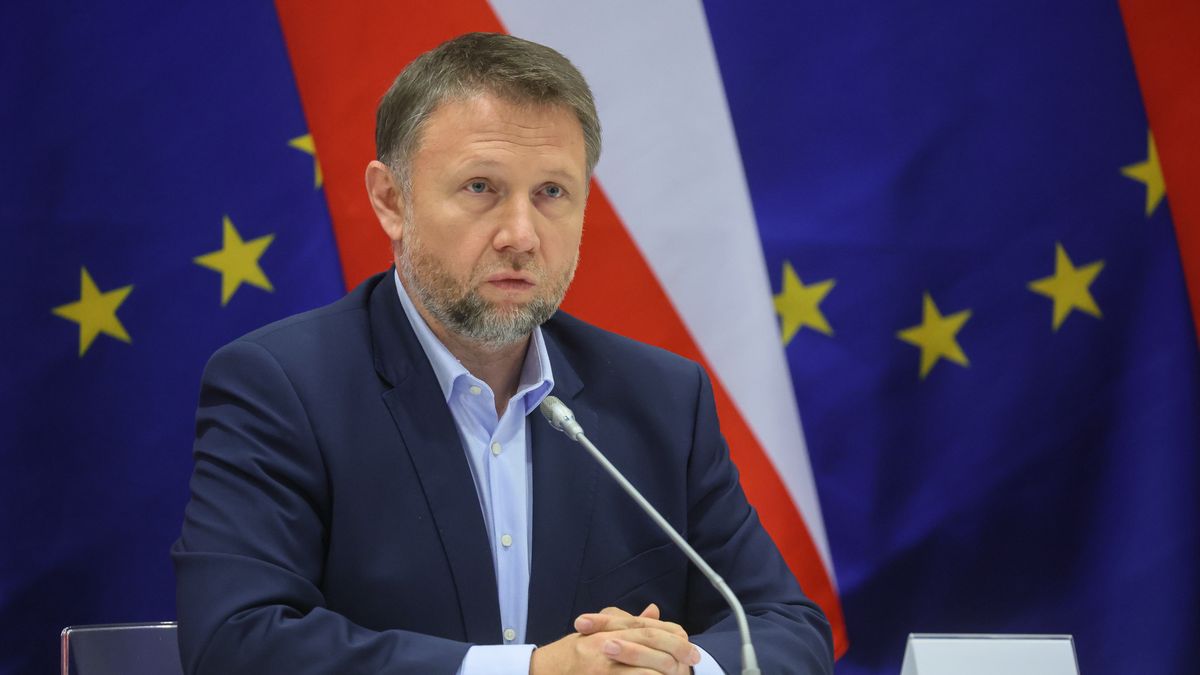 Warszawa, 29.07.2025. Minister spraw wewnętrznych i administracji Marcin Kierwiński podczas odprawy z przedstawicielami Rządowego Zespołu Zarządzania Kryzysowego w związku z sytuacją pogodową i napływem niżu genueńskiego nad terytorium Polski, 29 bm. w siedzibie MSWiA w Warszawie. (jm) PAP/Leszek Szymański