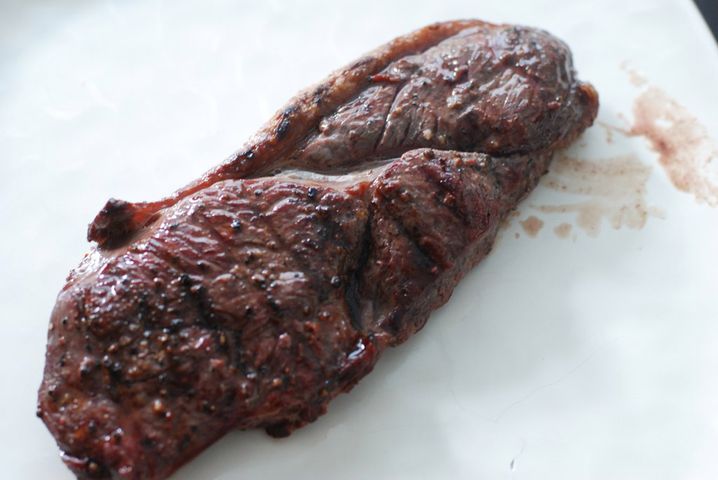 Pieczone mięso z jelenia wapiti