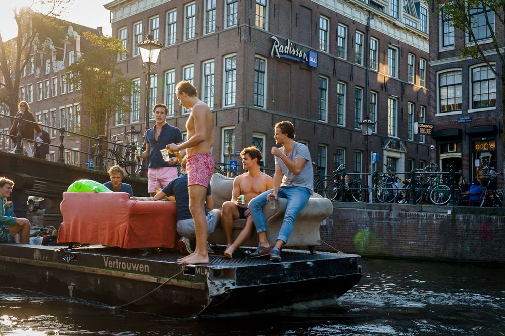 "Są całkowicie poza kontrolą". Władze Amsterdamu robią porządek z turystami
