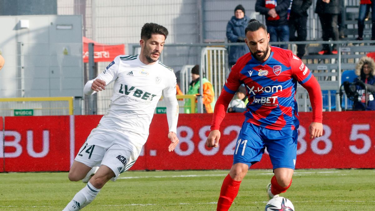 PAP / Waldemar Deska / Zawodnik Rakowa Częstochowa Ivi Lopez (P) i Caye Quintana (L) ze Śląska Wrocław podczas meczu 28. kolejki piłkarskiej Ekstraklasy