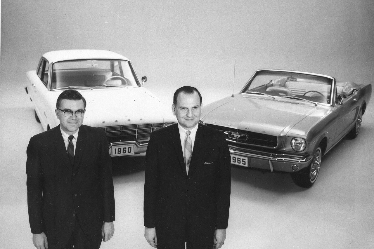 Lee A. Iacocca z prawej i Donald N. Frey - dwie osoby odpowiedzialne za wprowadzenie do sprzedaży Forda Mustanga. Obaj już nie żyją. Mustang ma się świetnie.