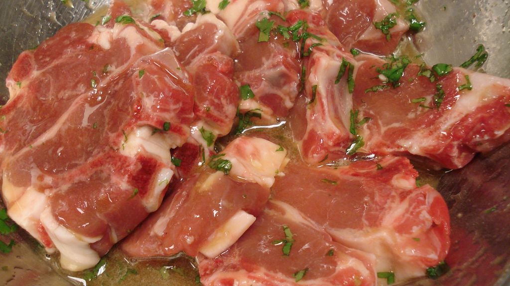 Surowe mięso z kozy