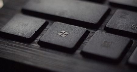 Policja zaczyna interesować się osobami, które kupiły tanie klucze do Windows 10