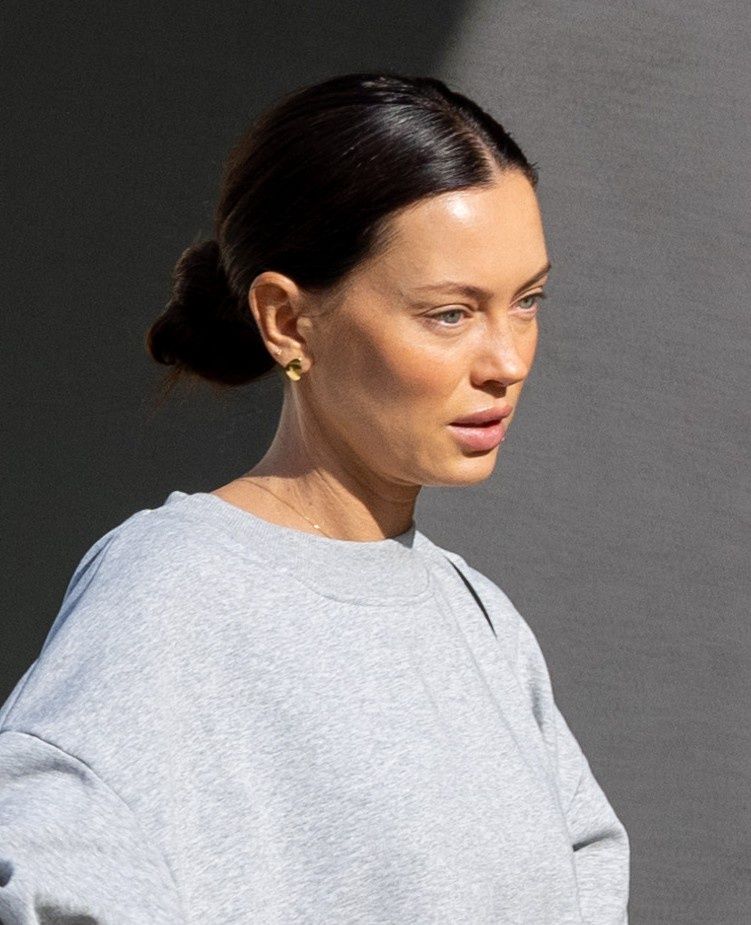 Naturalna Edyta Zając spaceruje z pieskiem