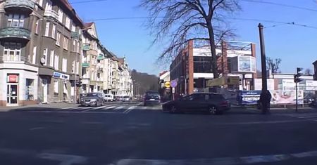 Kobieta ucieka po spowodowaniu stłuczki [WIDEO]