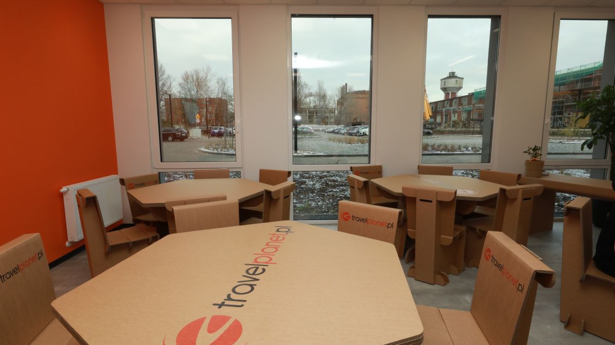 Nietypowe meble pojawiły się na jednej z wrocławskich uczelni