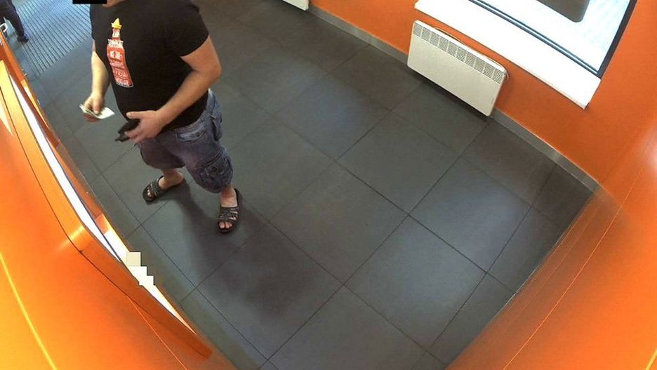 Policja w Bieruniu przedstawiła mężczyźnie z nagrania zarzut kradzieży.