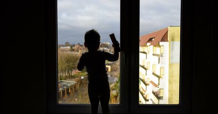 Zostawiła córkę w domu. Pięciolatka wypadła z okna