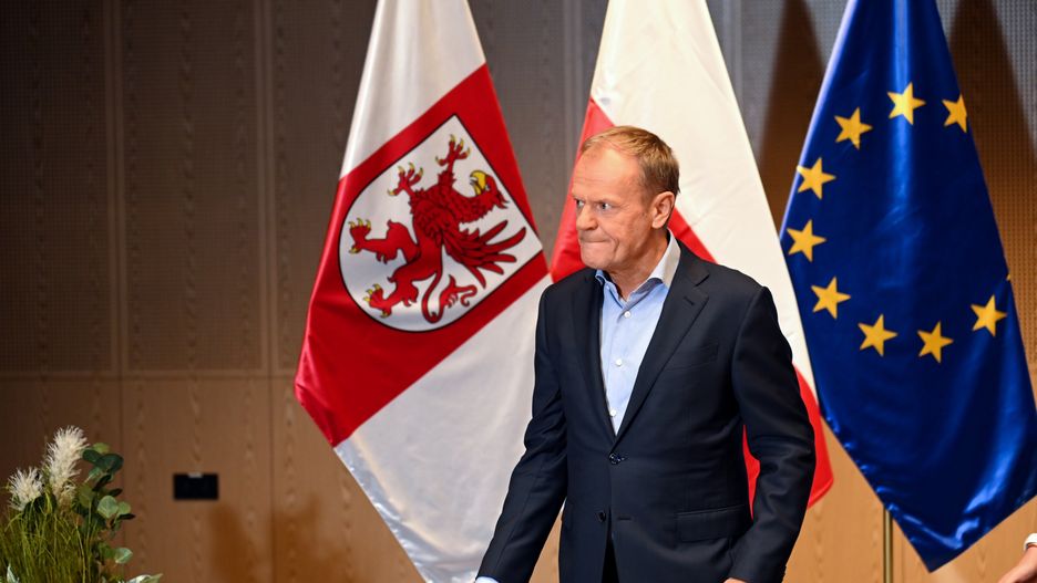 Szczecin, 13.08.2022. Przewodniczący Platformy Obywatelskiej Donald Tusk podczas Samorządowego Sztabu Kryzysowego w Szczecinie, 13 bm. Tematem spotkania było zanieczyszczenie wody w Odrze. (jm) PAP/Marcin Bielecki