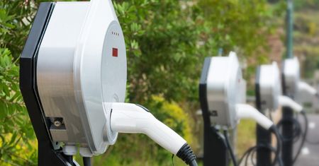 Ilość stacji ładowania elektryków w Polsce to wielka porażka
