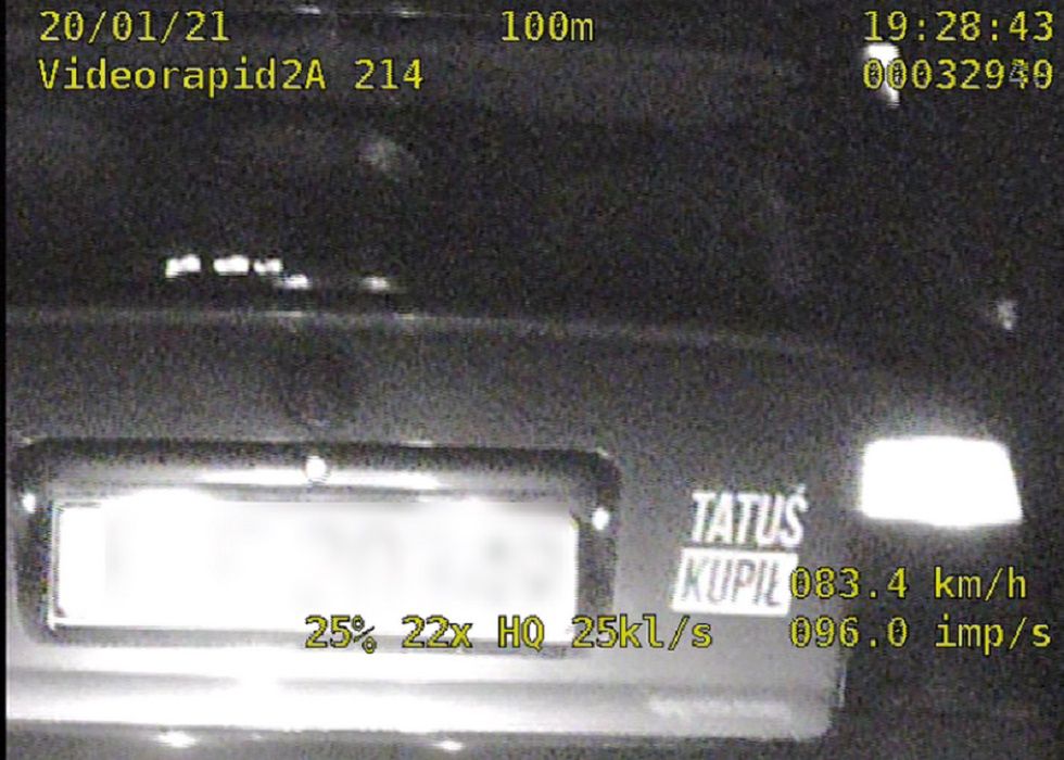 Policjantów rozśmieszyła naklejka na aucie