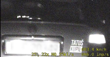 Policjanci kpią z kierowcy. "Tatuś kupił. Tatuś zapłaci też mandat?"