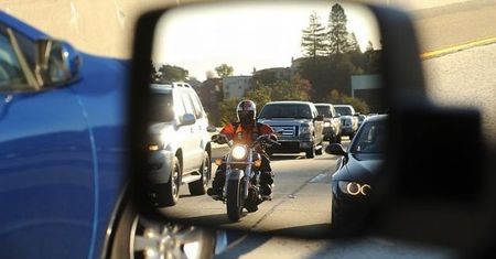 Im więcej motocykli, tym bezpieczniej na drogach?