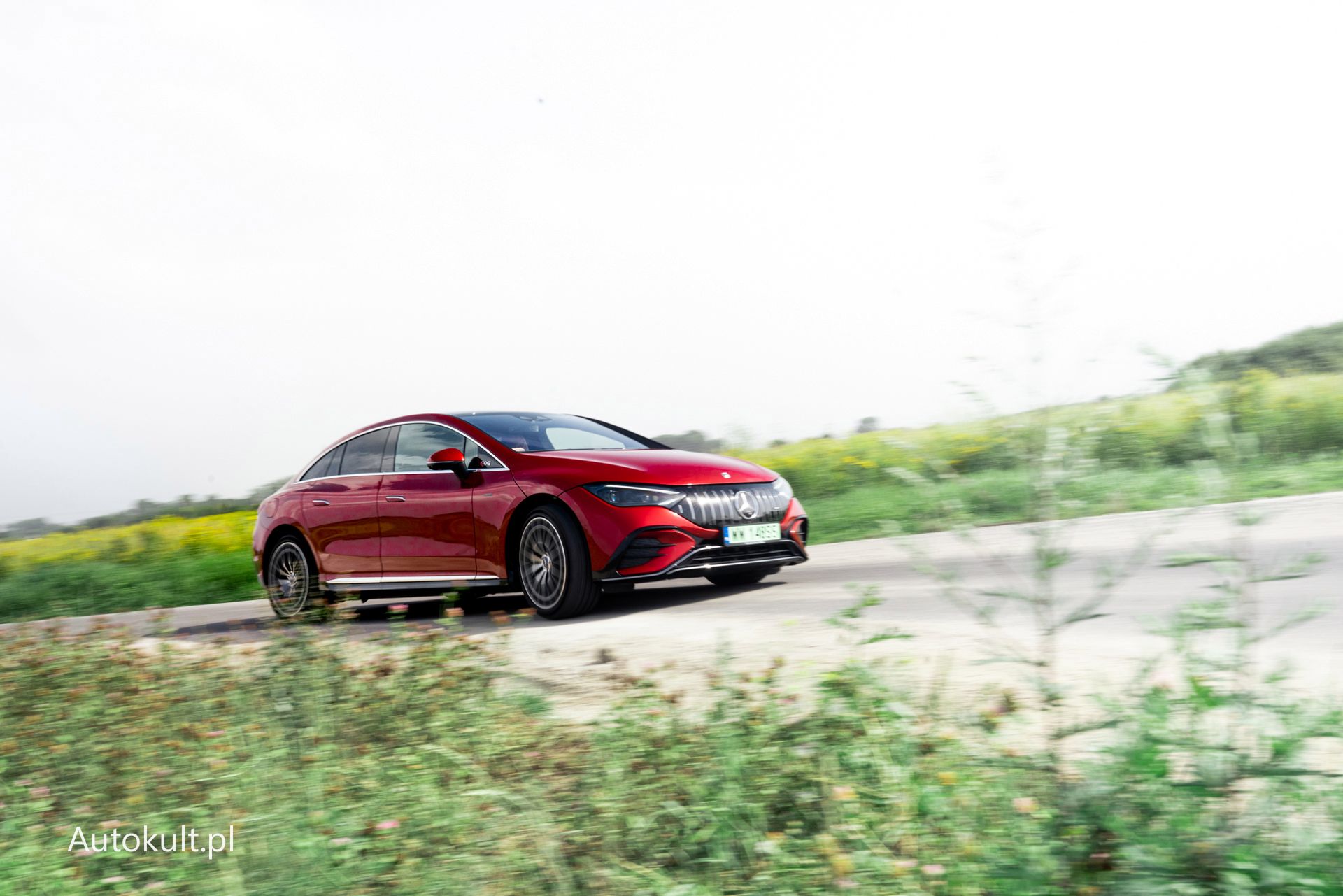 Nie dość, że Mercedes-AMG EQE 43 świetnie trzyma się drogi, to jeszcze zwinność poprawia tylna oś skrętna