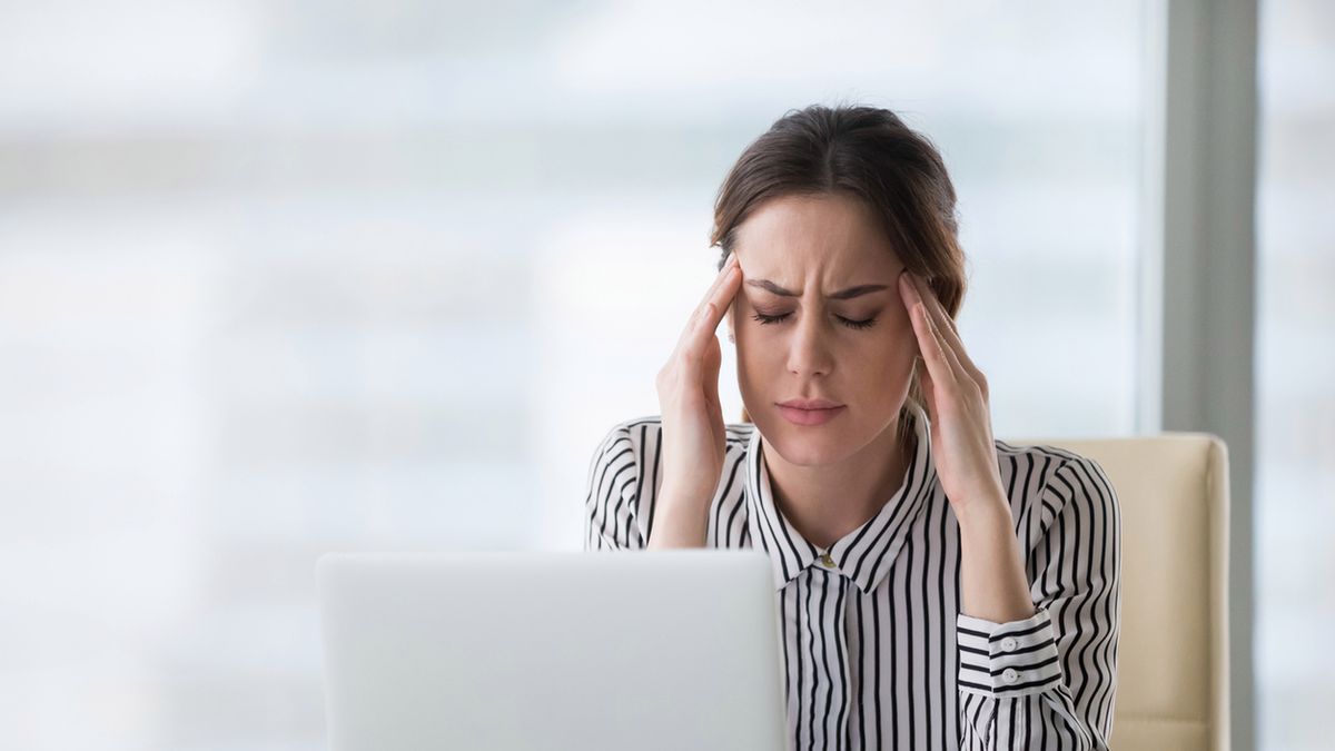 Ból głowy na czubku może być objawem wielu schorzeń