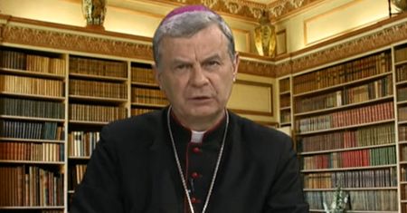 Biskup grzmi u Rydzyka: To groźny narkotyk sprzedawany legalnie