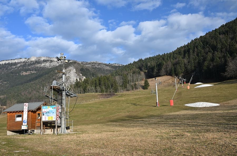 Stok bez śniegu w lutym 2024 r. we Francji