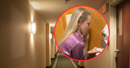 Pokazała, jak rygluje drzwi w hotelach. Internauci podzieleni