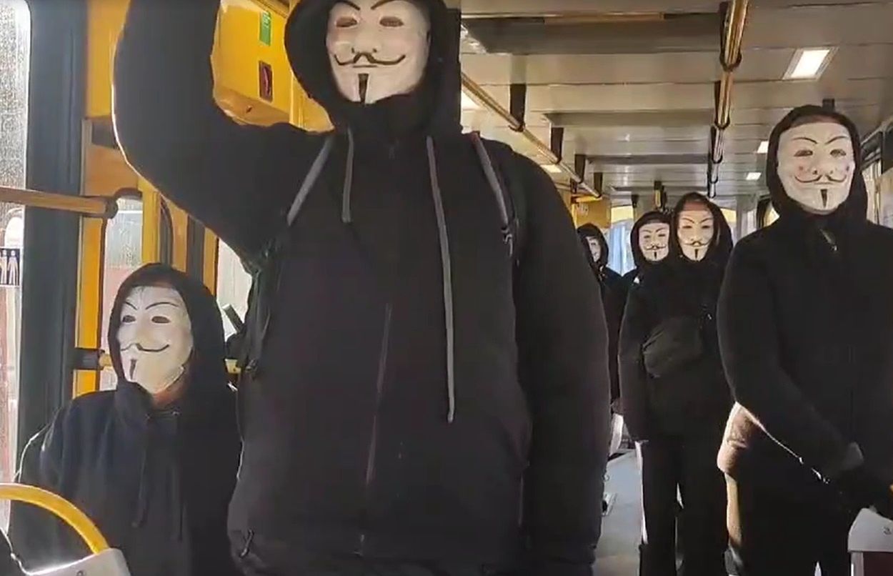 Chodzili po Warszawie przebrani za Anonymous. Przedziwne sceny w stolicy