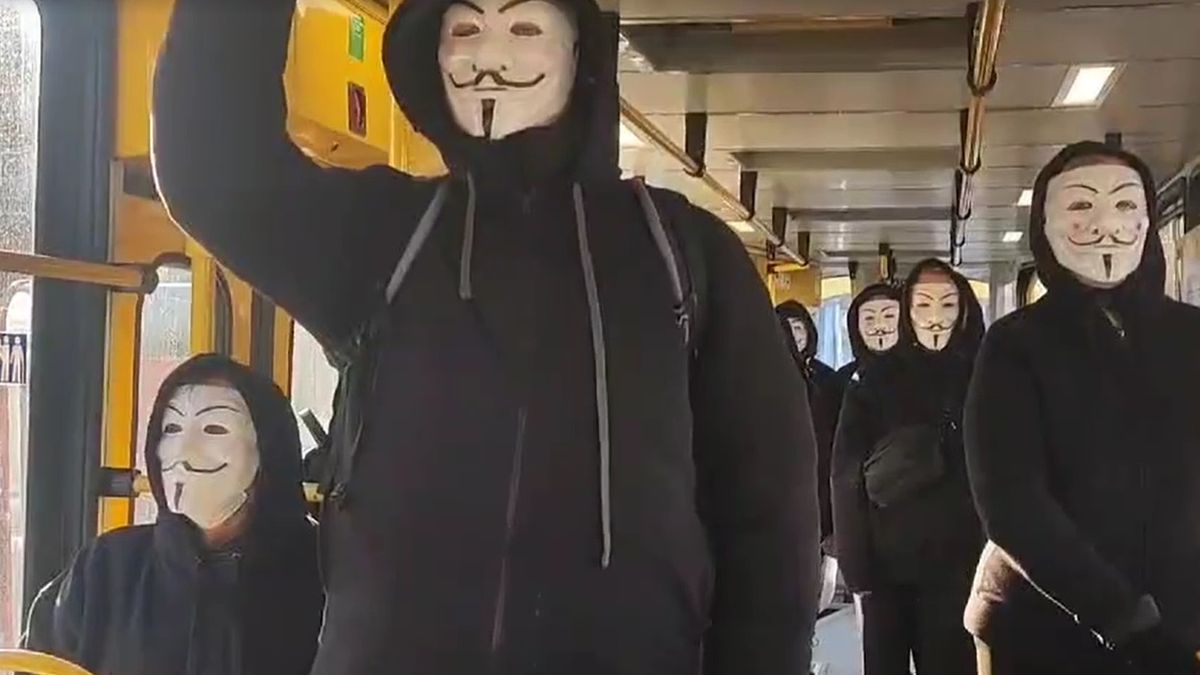 Lotna Brygada Opozycji w maskach Anonymous 