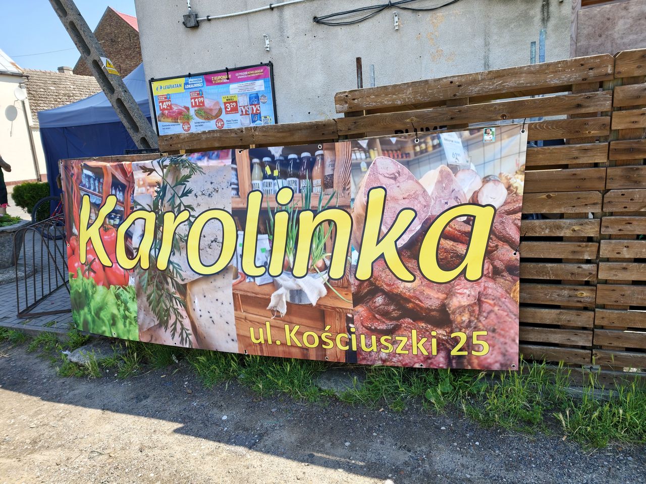 Szyldu nie sposób przegapić